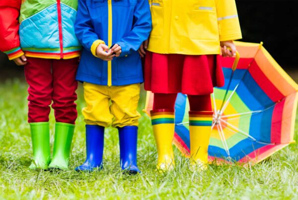 enfants colorés par temps de pluie