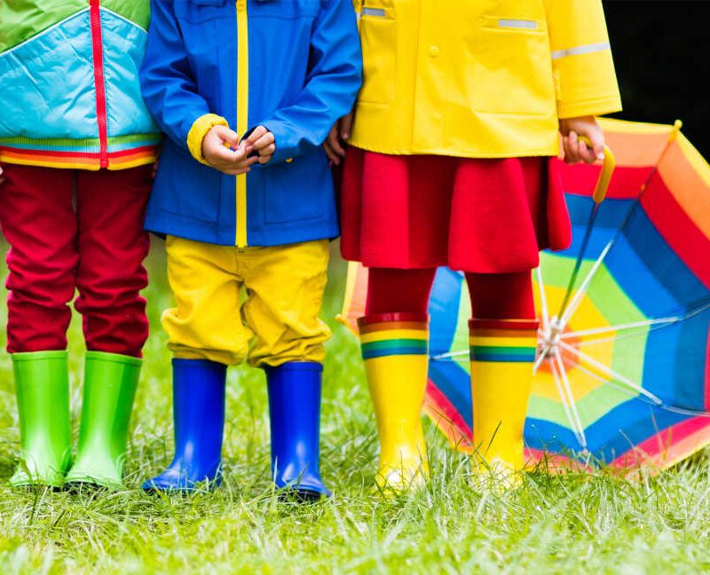 enfants colorés par temps de pluie